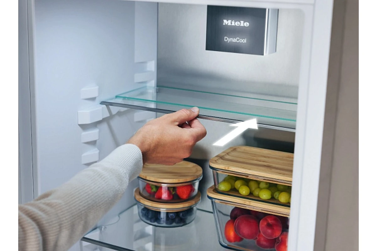 Встраиваемый холодильник Miele K 7747 C