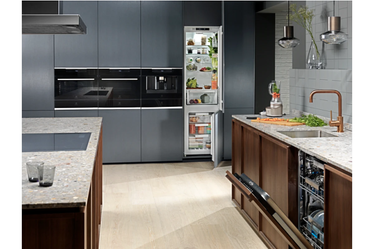 Встраиваемая посудомоечная машина Electrolux EEC987300W