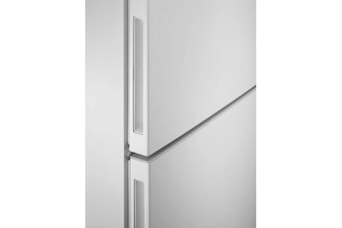 Холодильник Electrolux LNC7ME32W2