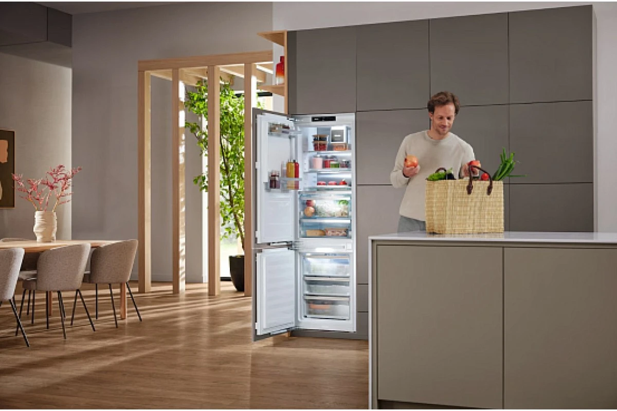 Встраиваемый холодильник Miele KFN 7795 C
