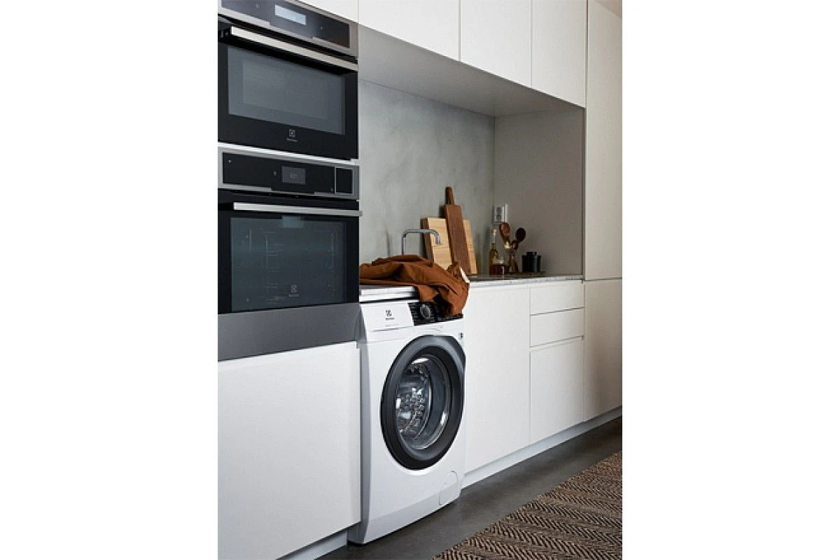 Стирально-сушильная машина Electrolux EW7WR468W