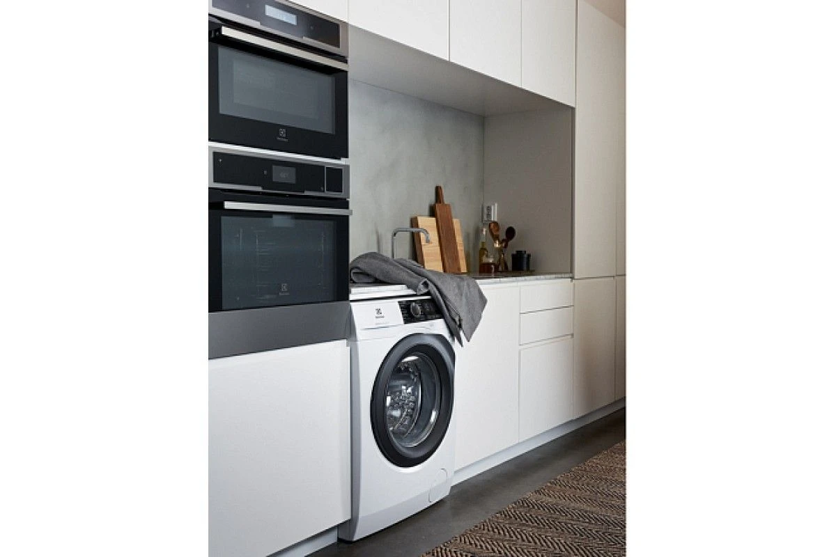Стирально-сушильная машина Electrolux EW8WR261B