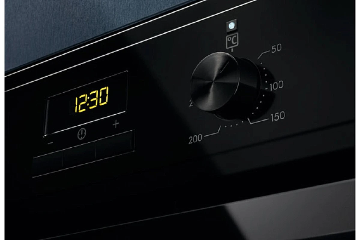 Духовой шкаф Electrolux EOF3H50BK