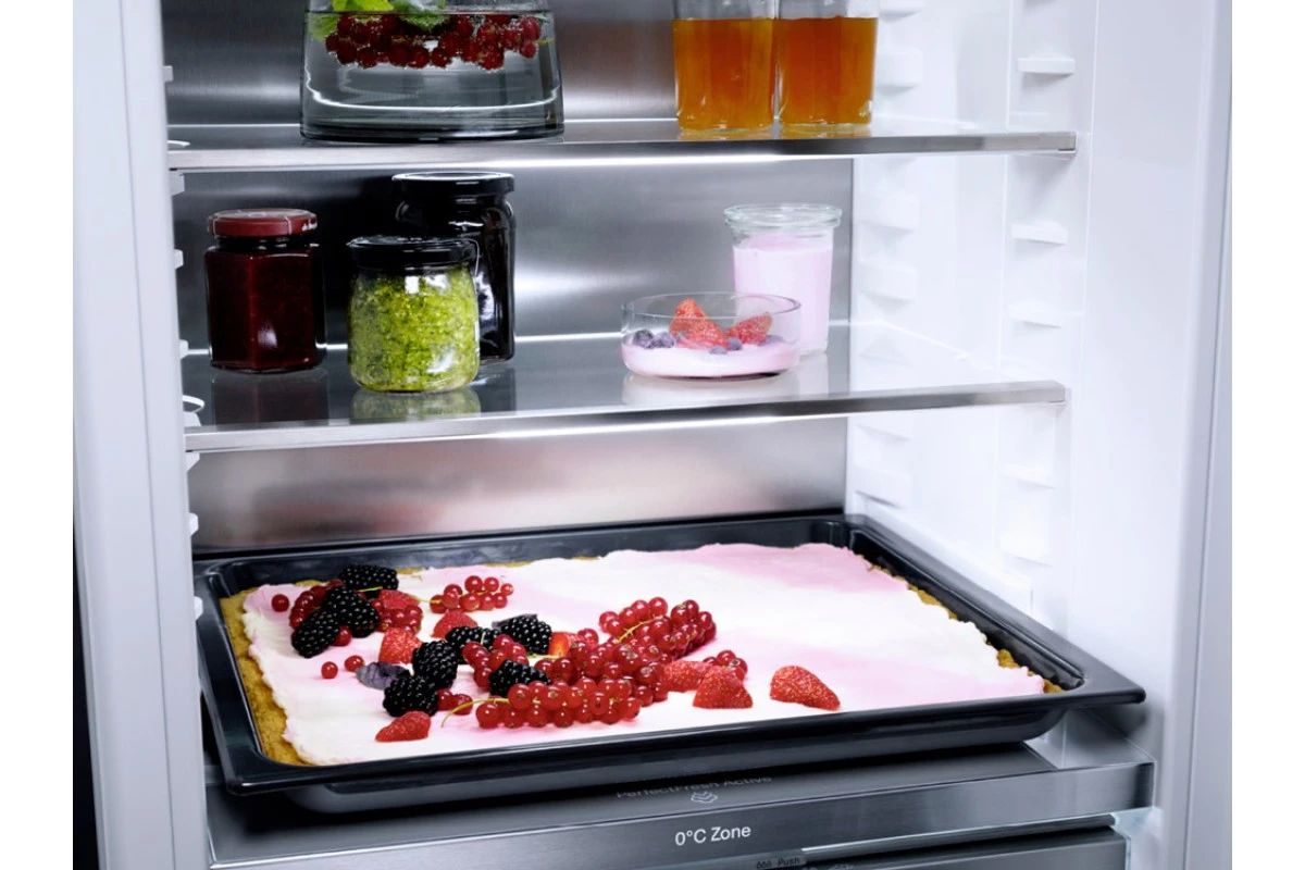 Встраиваемый холодильник Miele K 7743 E