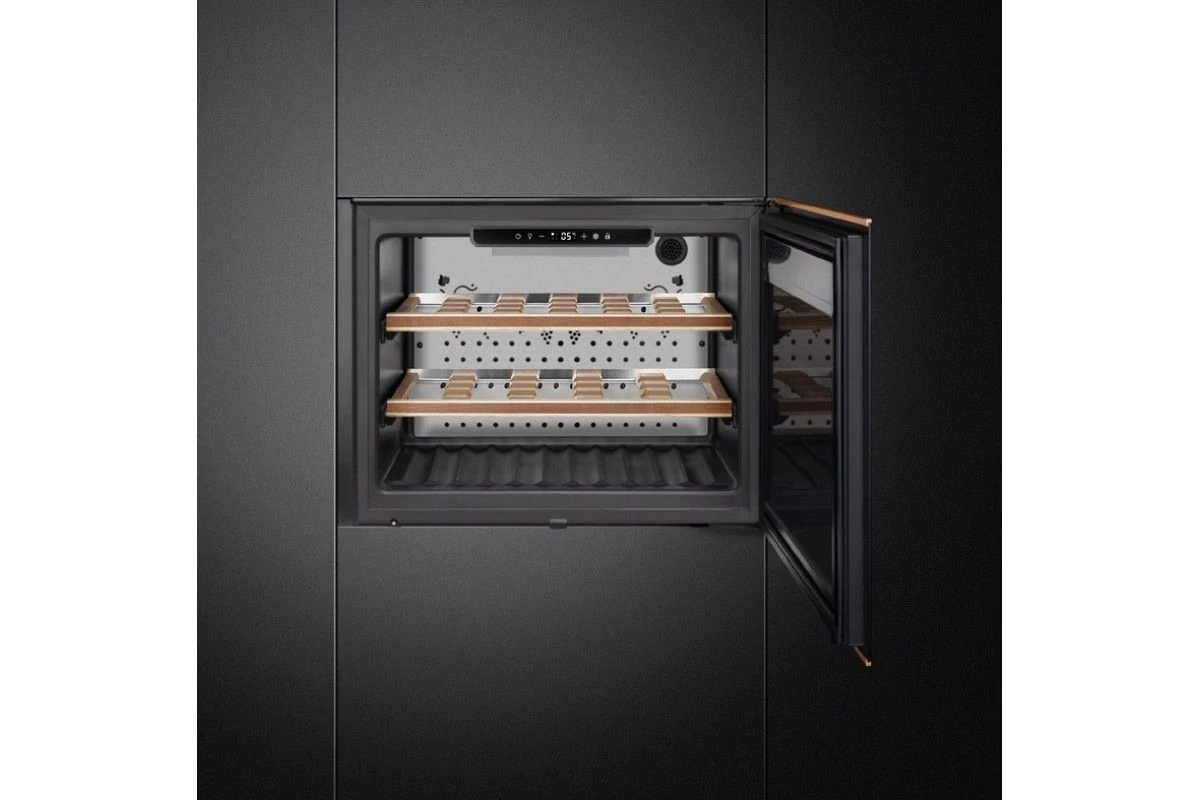 Встраиваемый холодильный шкаф для вина Smeg CVI621NR3